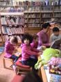 Děti při čtení v městské knihovně